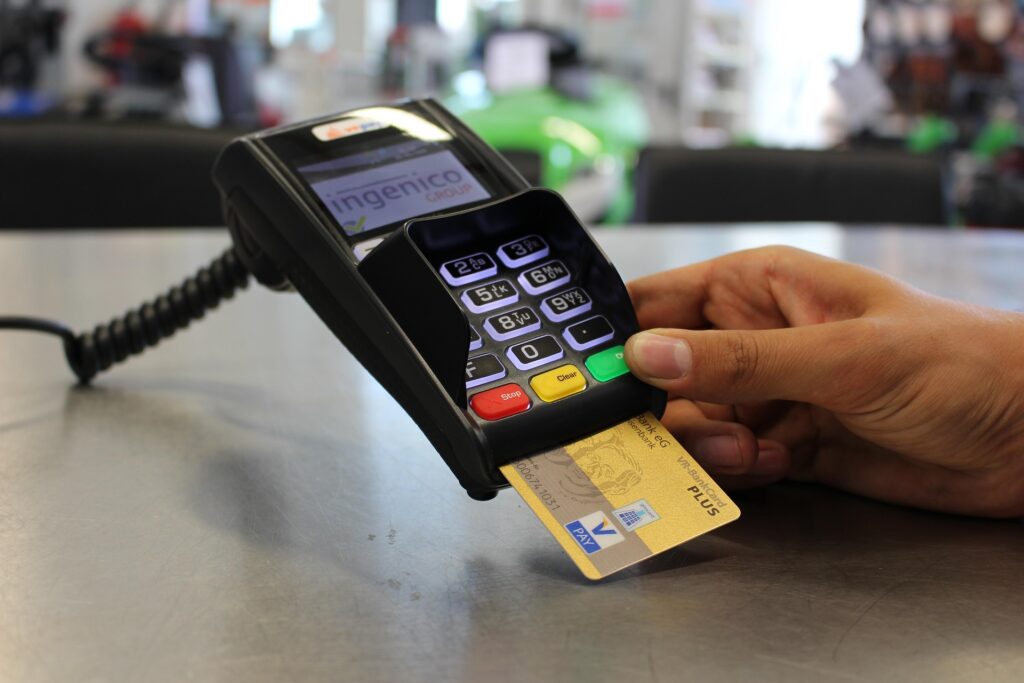 Gérer son argent depuis une application bancaire sur smartphone, sans agence physique